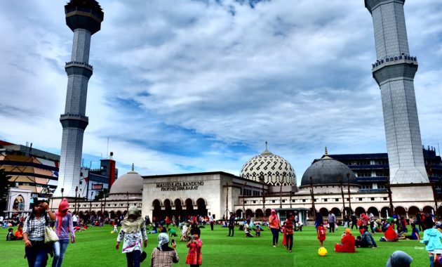 foto-alun-alun-bandung | image source: Lahiya.com
