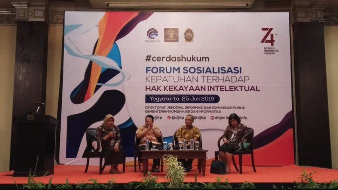 Dari kiri ke kanan, Moderator Rihari Wulandari SH. MH, Handi Nugraha, SH, MH ( Kasi M kerjasama lembaga non pemerintah dan monitoring Kemenkumham ) Drs. Bambang Gunawan M, Si ( Direktur Informasi dan Komunikasi Politik, Hukum dan Keamanan Direktorat Jenderal Infor. Asi dan Komunikasi Publik) DRs, Cj. Lucu Irawati ( kepala dinas koperasi UMKM Tenaga kerja dan transmigrasi kota Yogyakarta)